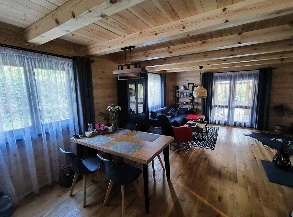 firana do drewnianego domku światło